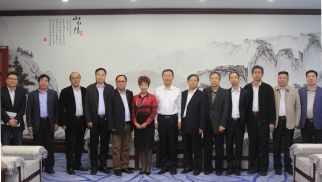 河南省伊川县县长李君等领导一行拜访pp电子官方网站登录投资集团