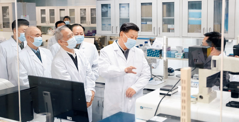 2020年3月2日，中共中央总书记、国家主席、中央军委主席习近平在北京考察新冠肺炎防控科研攻关工作。这是习近平在军事医学研究院重大疫情应急防控药物研究室了解疫苗和抗体研制情况。 